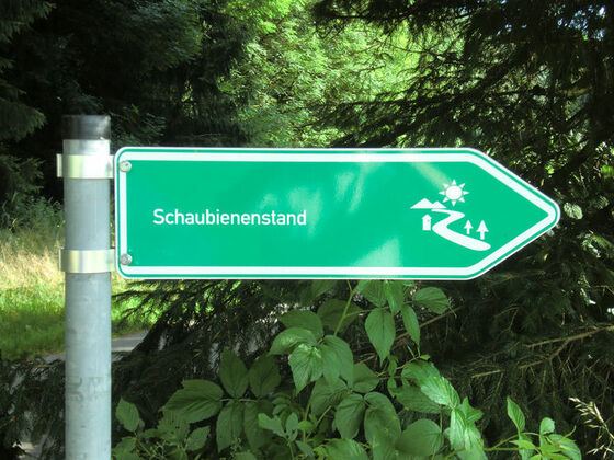 Hinweisschild zum Schaubienenhaus