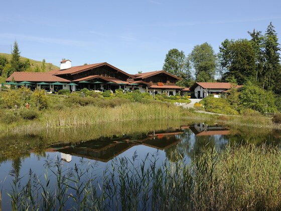 Wer das Besondere sucht, findet hier inmitten des Grüns einen stilvollen Rahmen für seine Feierlichkeiten.