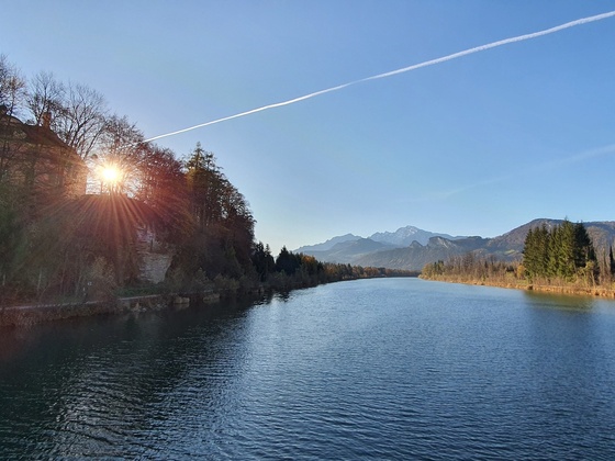 Panoramablick vom Ursteinsteg mit Schloss Urstein am Felsen