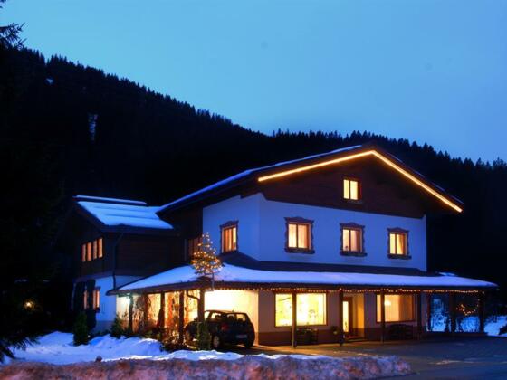 Haus Burtscher Winter Nacht