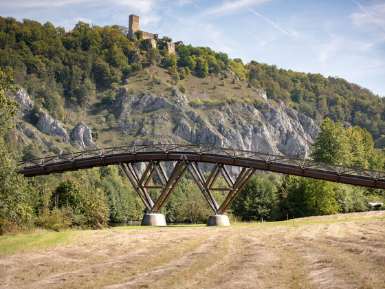 Die Holzbrücke 'Tatzlwurm" bei Essing im Altmühltal