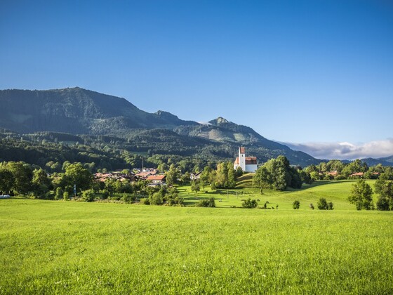 Blick auf Grainbach mit der Hochries im Hintergrund