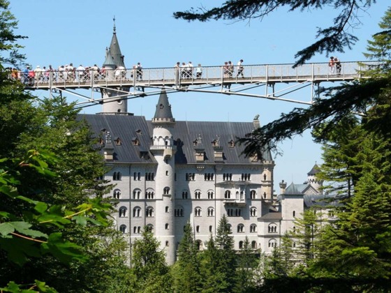 Die-Marienbruecke-ueber-die-Poellatschlucht-bei-Schloss-Neuschwanstein