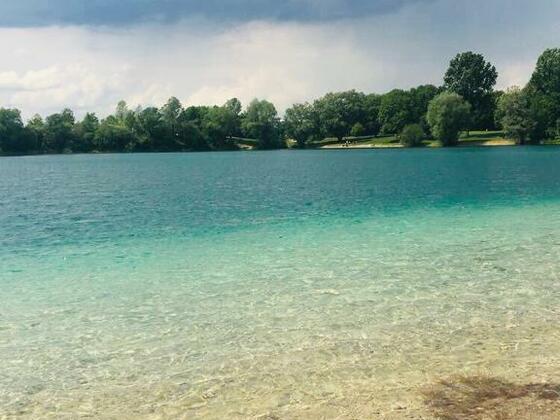 kristallklares türkises Wasser des Echinger Sees