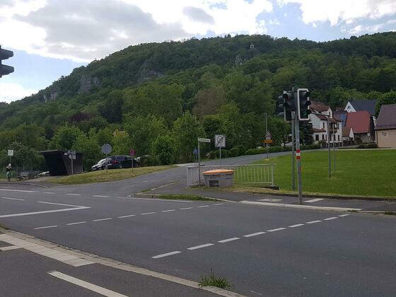 Fußgänger-Kreuzung und Bushaltestelle B 470 in Streitberg
