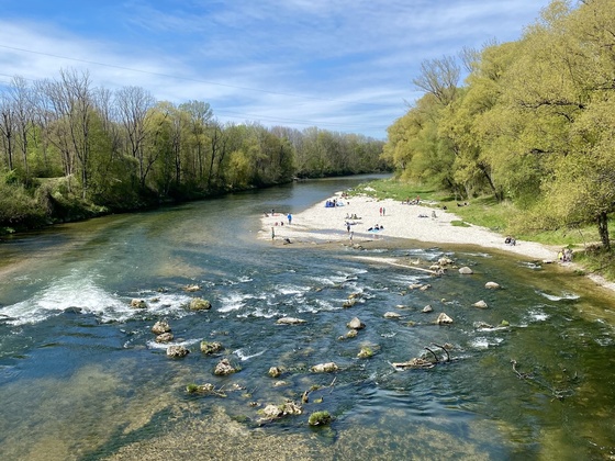 Blick von der Isarbrücke auf die Kiesbank