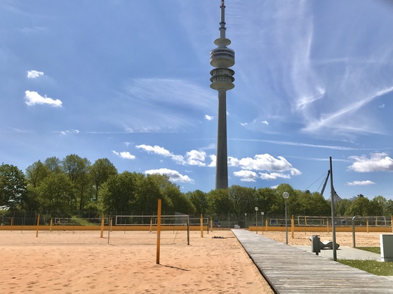 Beachvolleyballanlage frontal mit Blick auf den Olympiaturm im Hintergrund