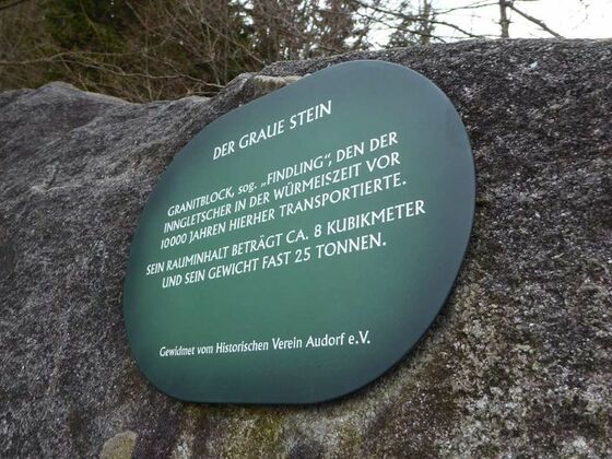 Infotafel am Naturdenkmal Grauer Stein