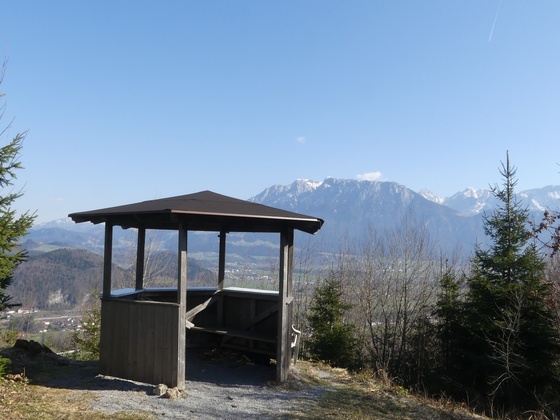 Aussichtspavillion mit Blick auf das Kaisergebirge