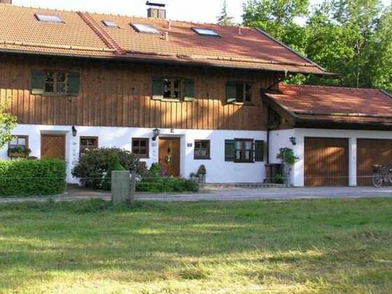 Front Ansicht. Der Parkplatz befindet sich direkt vor der Haustür.