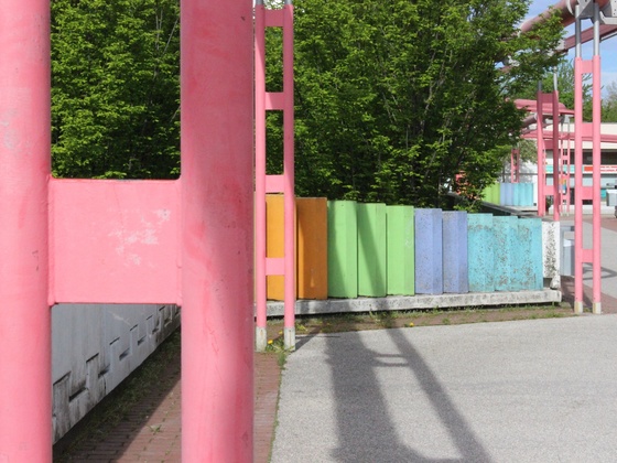 Rote Media Linie des Architekten Hans Hollein