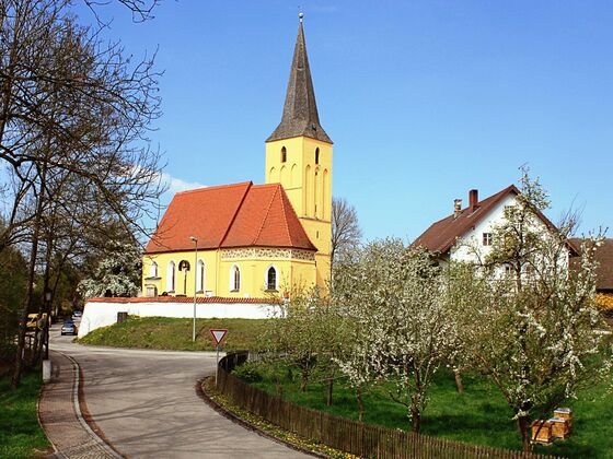 Filialkirche Sankt Johannes der Täufer und historischer Salzmeier Hof in Wang