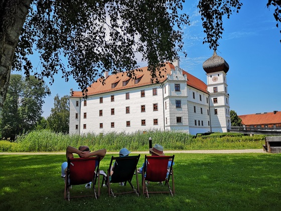 Pause vor dem Schloss Hohenkammer