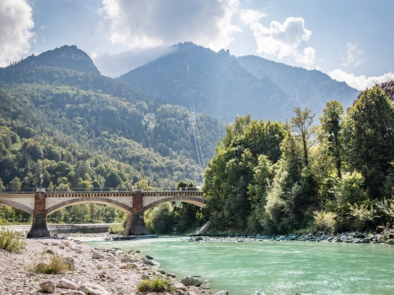 Der Weg führt entlang der Saalach