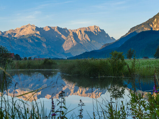Blick vom Loisachtal auf Wettersteinmassiv und Kramer