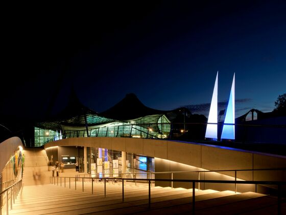 Eingang bei Nacht zur unterirdischen &quot;Kleinen Olympiahalle&quot;