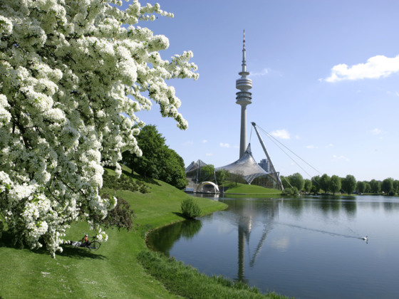 Blick zum Olympiaturm und dem Theatron über den Olympia-See