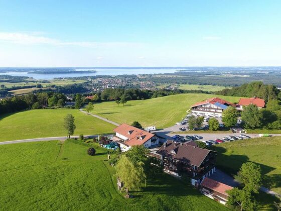 Luftaufnahme Seiserhof und Seiseralm mit Chiemseeblick