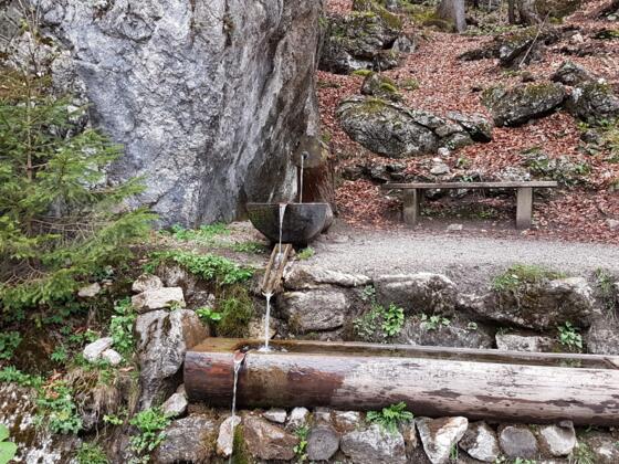 Kaltes Wasserl Kramsach Brunnen und Rastbank