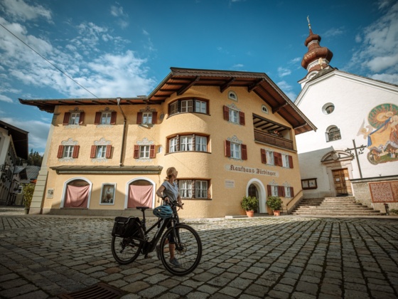 Durch das Marktzentrum von Lofer