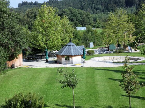 Blick auf Grillhütte, Feuerstelle und Biergarten