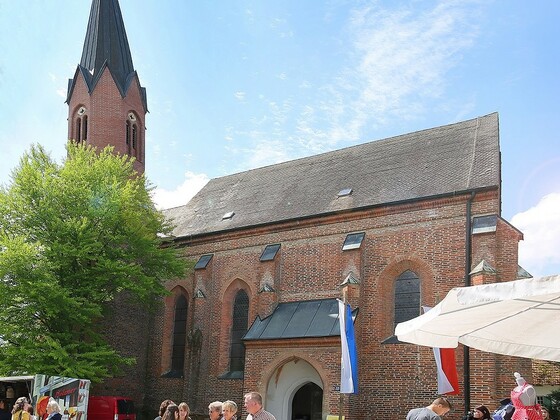 Albiganer Markt vor der Kirche St. Alban bei Hörgertshausen