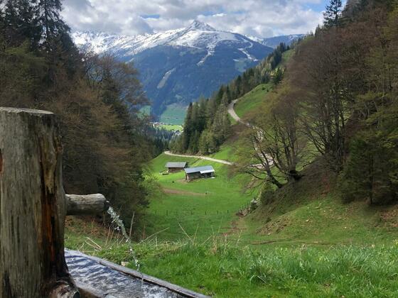 Brunnen Kapelle Hösljoch mit Ausblick