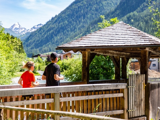 Über den Kirchnersteg wird die wunderschöne Enns überquert