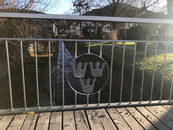 Kronenwappen an der Alpachbrücke am See