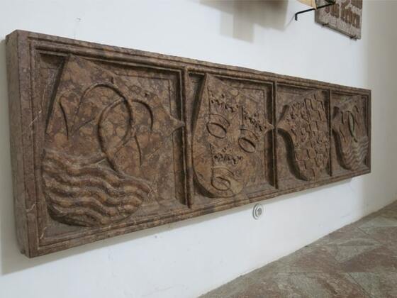 Steinplatte an der Wand in der Katholische Pfarrkirche St. Quirinus