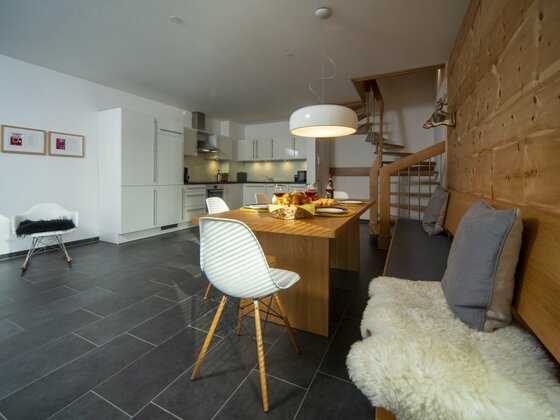 Wohnküche mit Zirbenholzwand