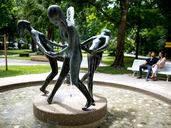 Drei Grazien: Brunnen im Ortenaupark