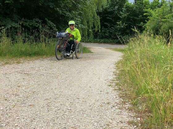 Auffahrt auf Damm der Tiroler Ache in Grassau