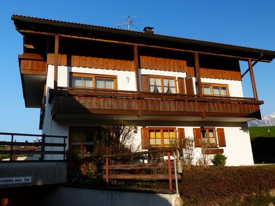 Hausansicht mit Balkon