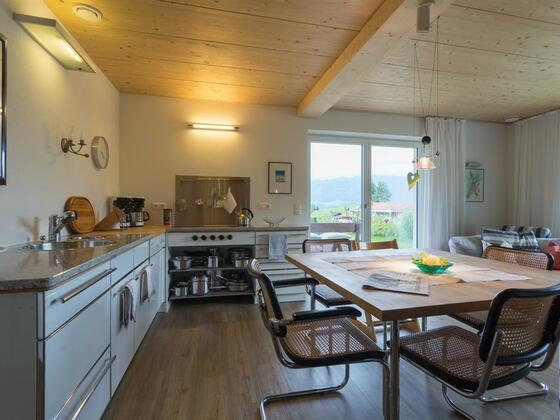 Moderne, vollausgestattete Küche mit Essbereich