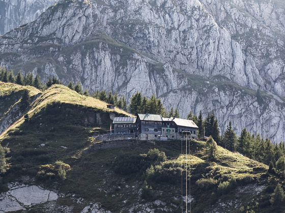 Das Purtschellerhaus durch das die deutsch-österreichische Staatsgrenze verläuft