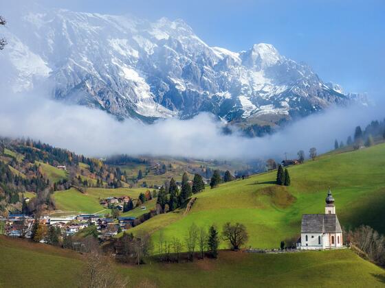 St. Nikolauskirche mit Hochkönigmassiv im Hintergrund