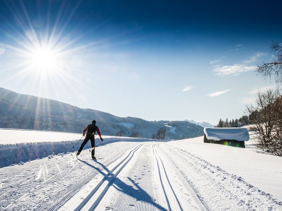 Langlaufen in malerischer Winterlandschaft