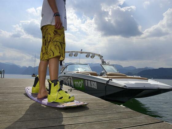 Wakeboarder am Steg