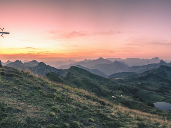 Sünserspitze Gipfelkreuz mit Sünsersee