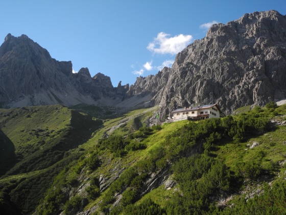 Steinseehütte mit (v.l.) Steinkarspitze, Steinkarturm, südwestl. Parzinnturm, nördöstl. Parzinnturm, Spiehlerturm, Schneekarlespitze