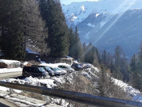 Parkplatz an der Straße zu den Hochgeinhöfen (Schmirn-Leite).