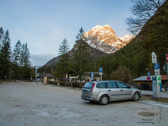 Am frühen Morgen ist der Parkplatz am Hintersee noch leer.