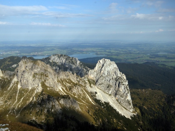 Geiselsteinsattel (Mitte) und Geiselstein (rechts) und dahinter der Forggensee