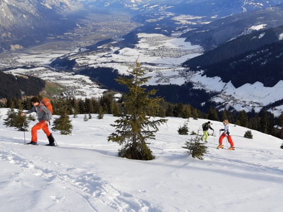 ... immer offener und der Blick nach allen Seiten frei. Unten das Inntal und Innsbruck.