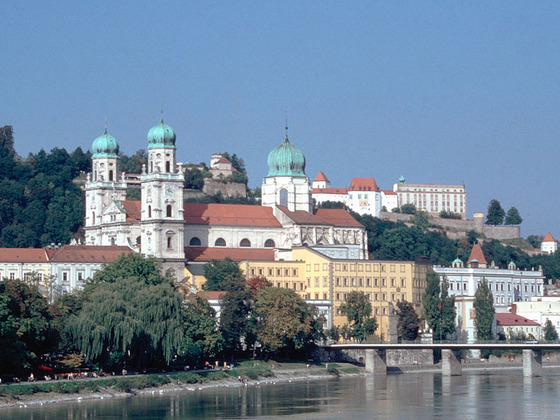 DREI_FLUESSE_STADT Passau - Passau Innseite mit Dom und Fürstbischöflichen Residenz