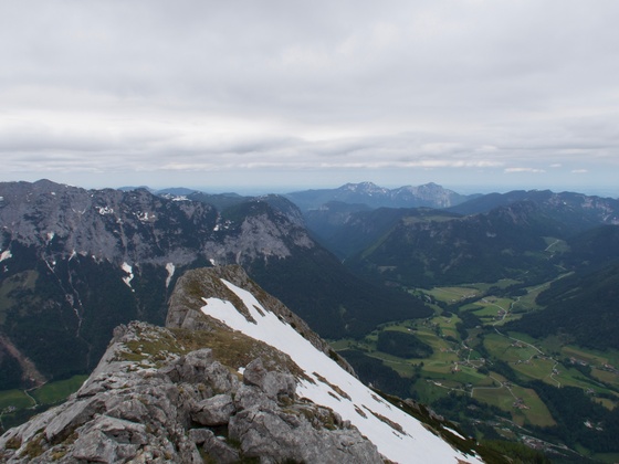 Ausblick vom Gipfelkreuz über den kurzen Grat zur Reiteralpe