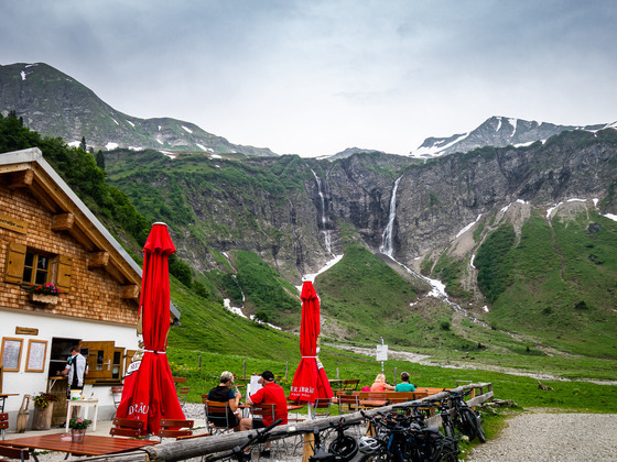 Die Käseralpe mit ihren Wasserfällen, die im Winter die Eiskletterer anziehen.