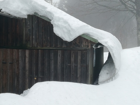 Verschneite Jägerhütte zwischen Hauptmannsberg und Änger