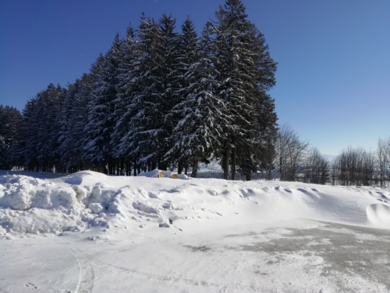Schneeverwehungen am Wanderparkplatz Eschacher Weiher